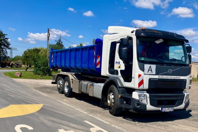 Unser neuer LKW mit Abrollcontainer ist Einsatzbereit.
